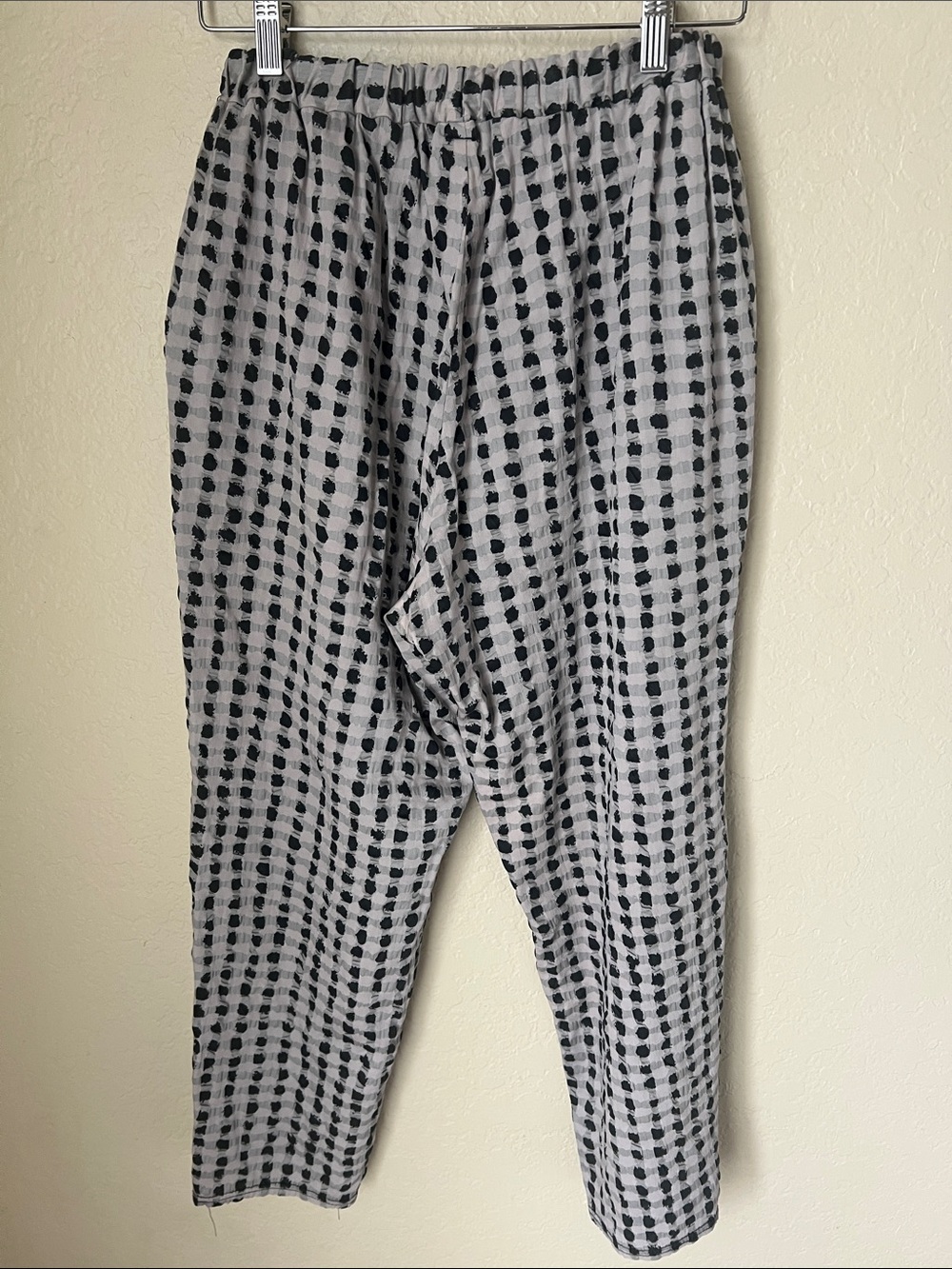 Cynthia Ashby grey and black abstract checkered textured pull on crop pants - Picture 6 of 7